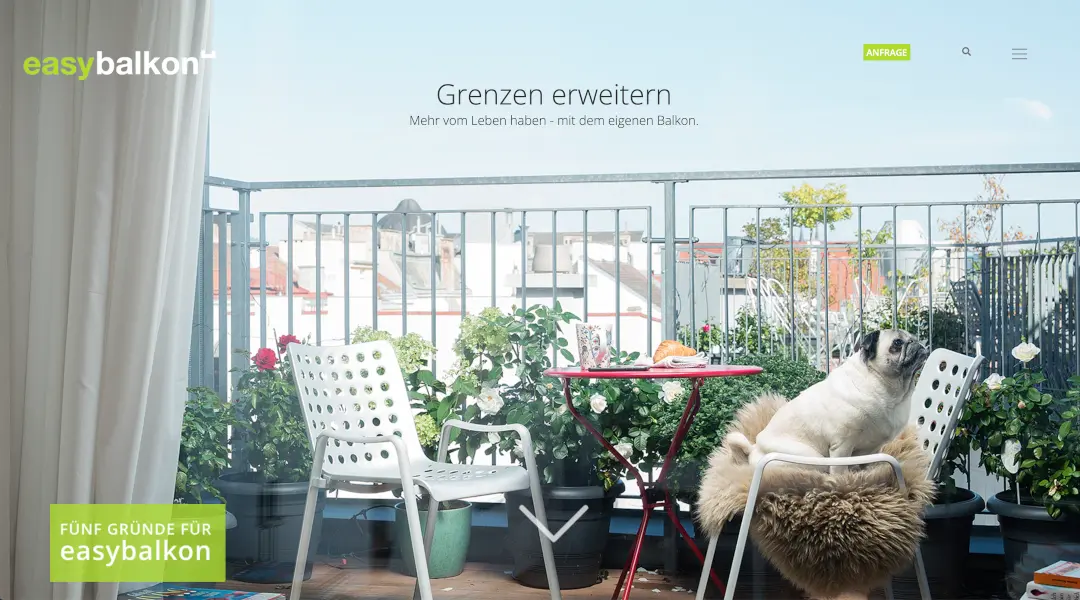 easybalkon Website, zeigt einen Hund auf einem Balkon in Wien.